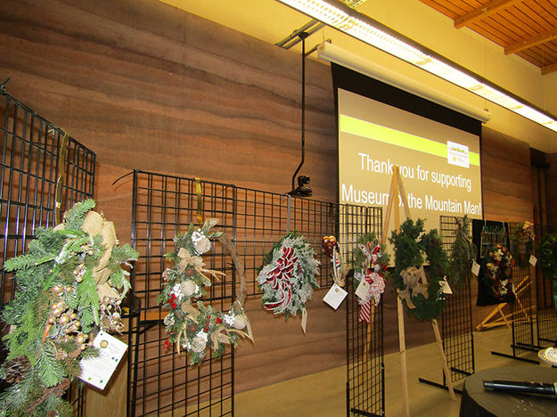 Wreath Auction. Photo by Pinedale Online.